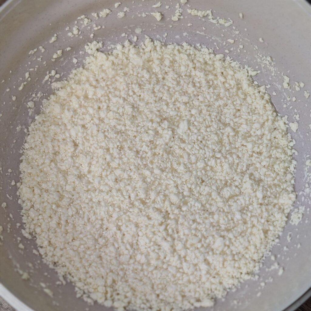 песочно-дрожжевой пирог с вареньем из смородины – 3 шаг