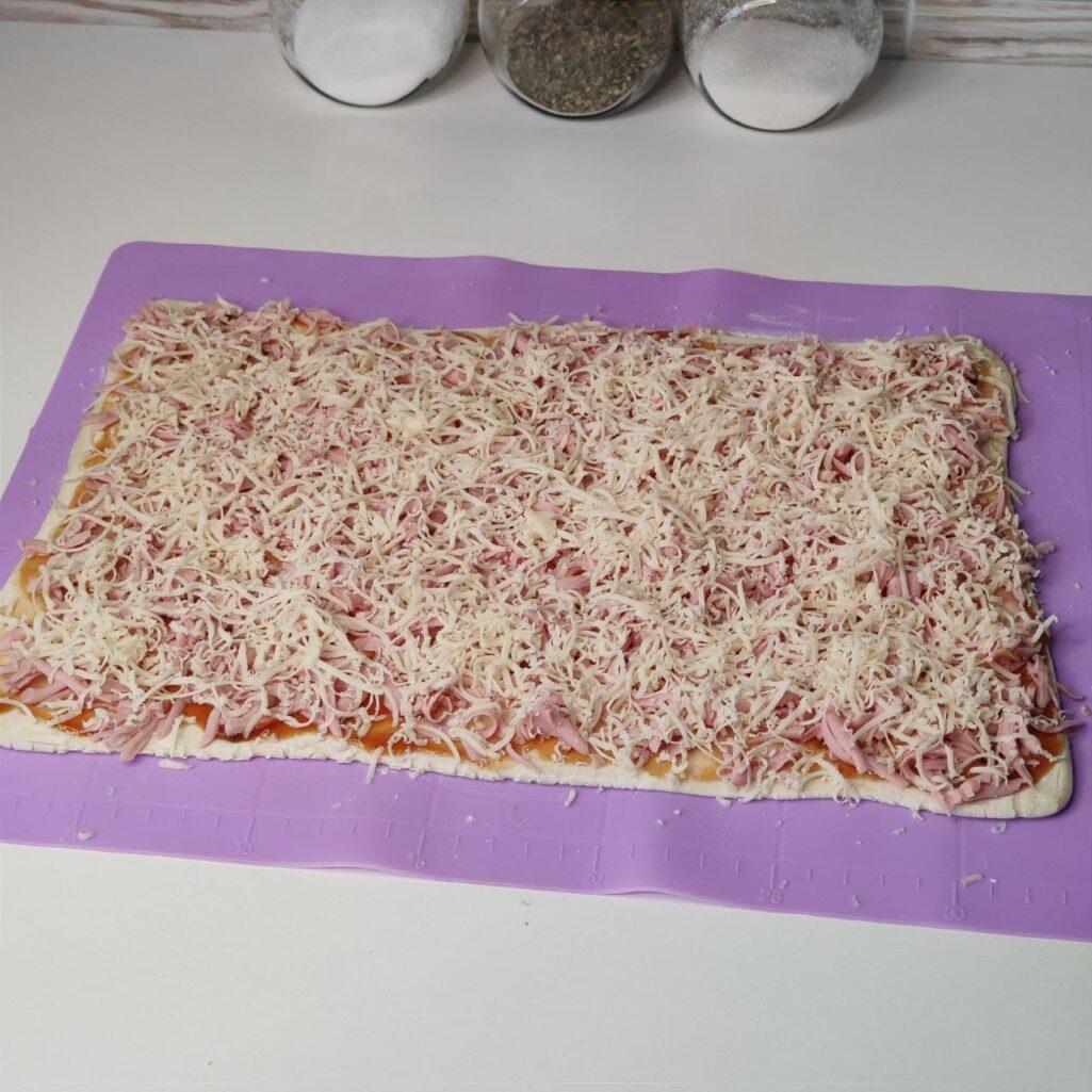 пиццы-валентинки из слоёного теста – 4 шаг