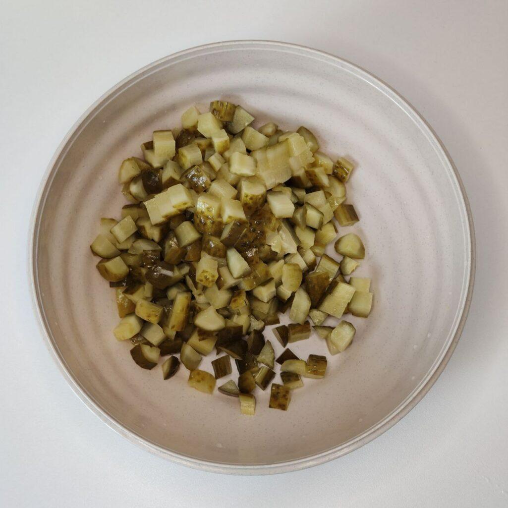 Салат из маринованных огурцов с шампиньонами, горошком и яйцами - 2 шаг