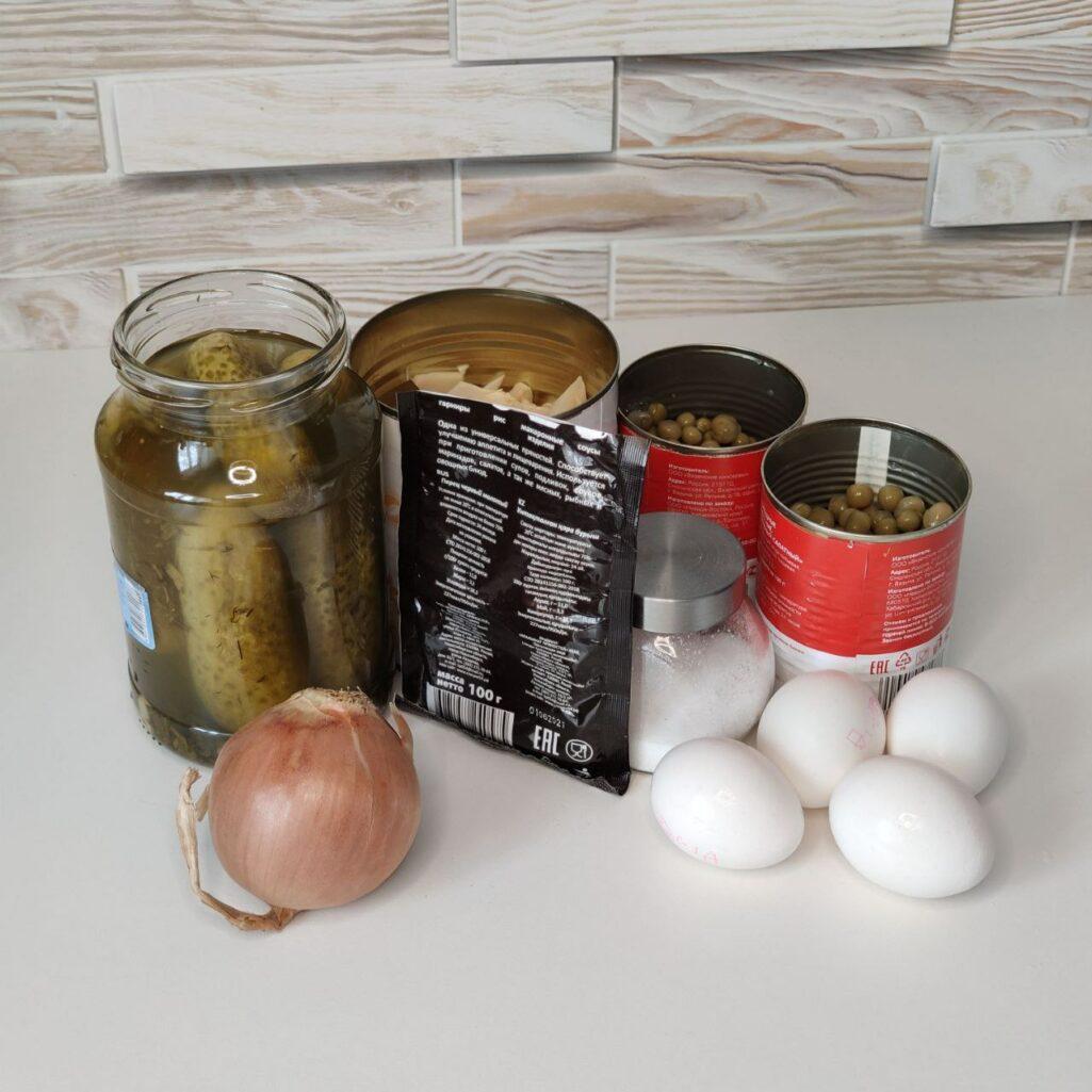 Салат из маринованных огурцов с шампиньонами, горошком и яйцами - 1 шаг