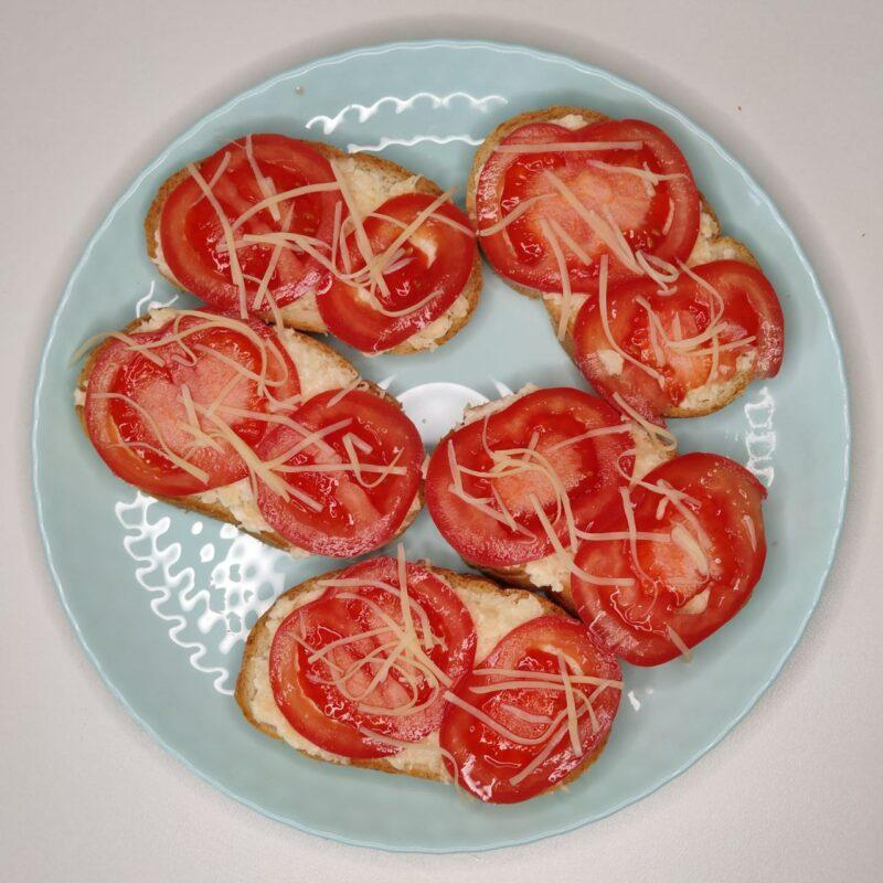 Бутерброды с помидором, сыром и чесноком - 6 шаг