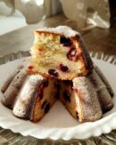Кекс со смородиной на яичных белках