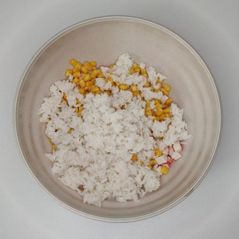 салат "крабовый" с рисом – 5 шаг