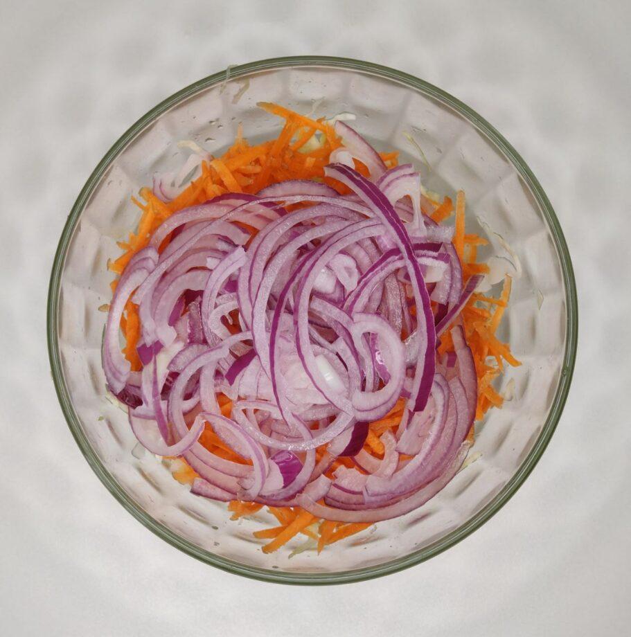 Салат "Витаминный" из капусты и моркови - 3 шаг