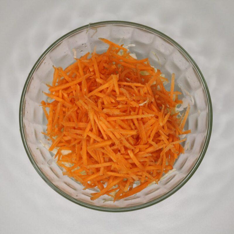 Салат "Витаминный" из капусты и моркови - 2 шаг