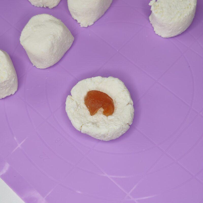 Сырники с абрикосовым повидлом на манке - 4 шаг