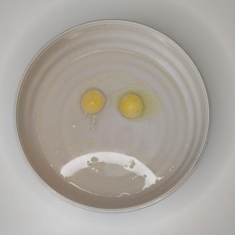 Блины на воде с яйцами - 1 шаг