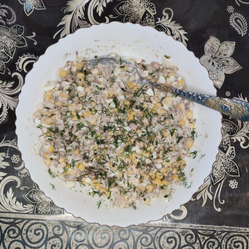 Салат из сайры с кукурузой и яйцом - 5 шаг