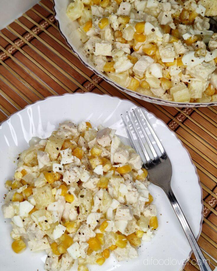 Салат из курицы с ананасами, кукурузой и яйцом