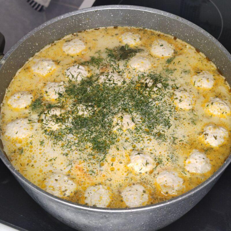 Сырный суп с фрикадельками из курицы - 7 шаг