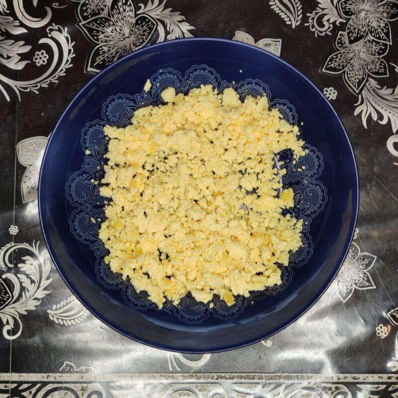 Яйца, фаршированные сыром и чесноком - 2 шаг