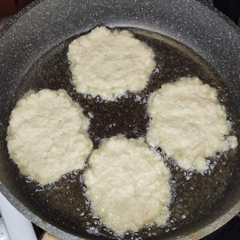 Картофельные драники с луком через мясорубку - 5 шаг