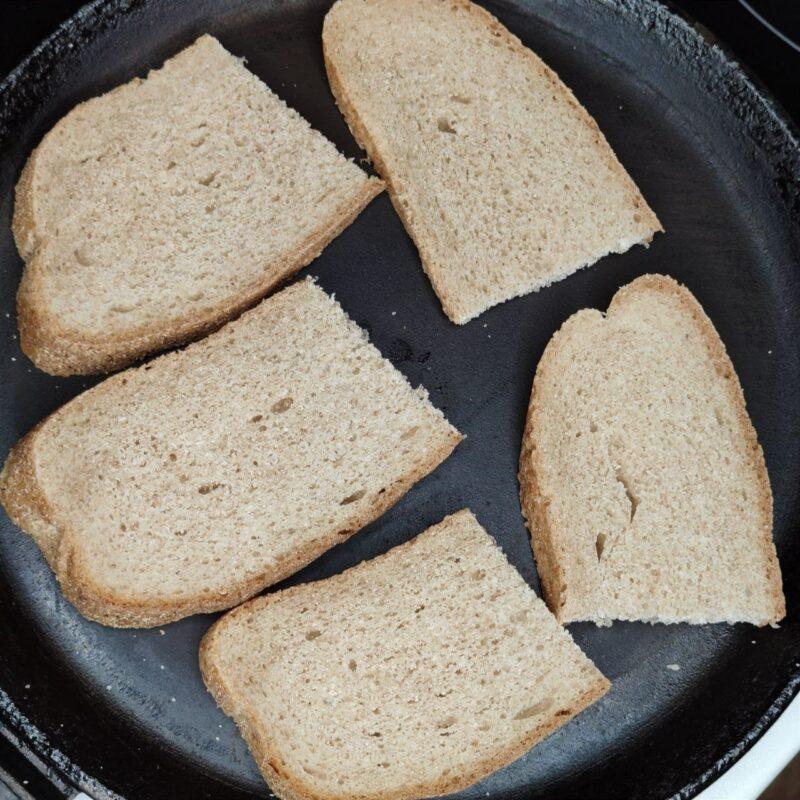 Бутерброды со шпротами, сыром и чесноком - 3 шаг