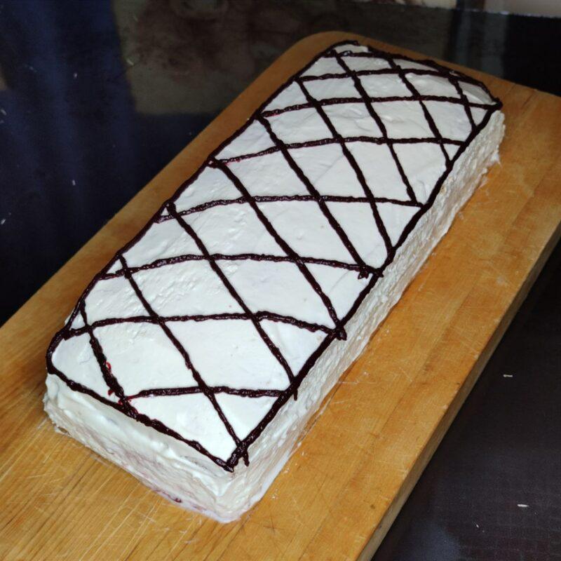 Бисквитный торт со сливками и вишнёвым джемом - 14 шаг
