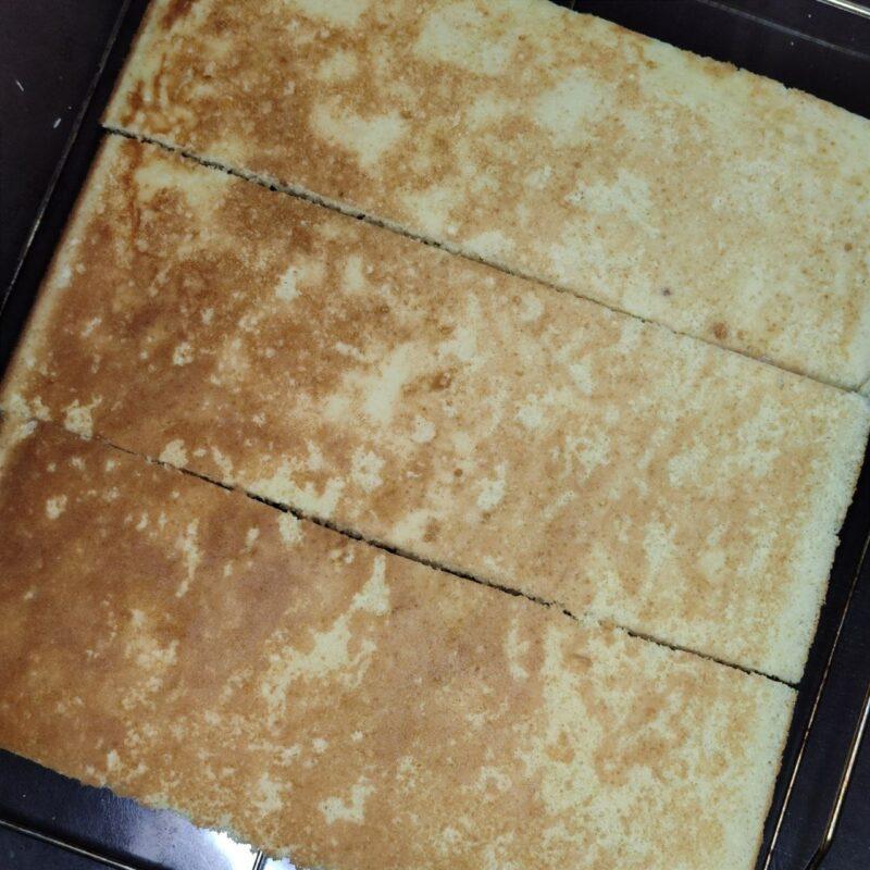 Бисквитный торт со сливками и вишнёвым джемом - 8 шаг