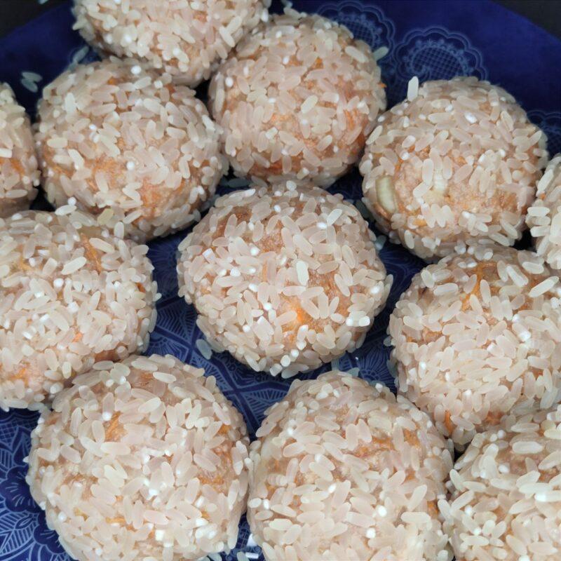 Ёжики из фарша с рисом в сметанно-томатном соусе - 6 шаг