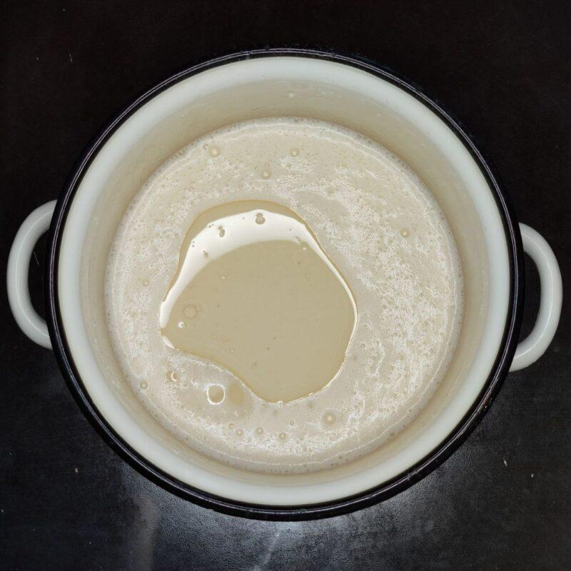 тонкие блины на молоке и воде – 4 шаг
