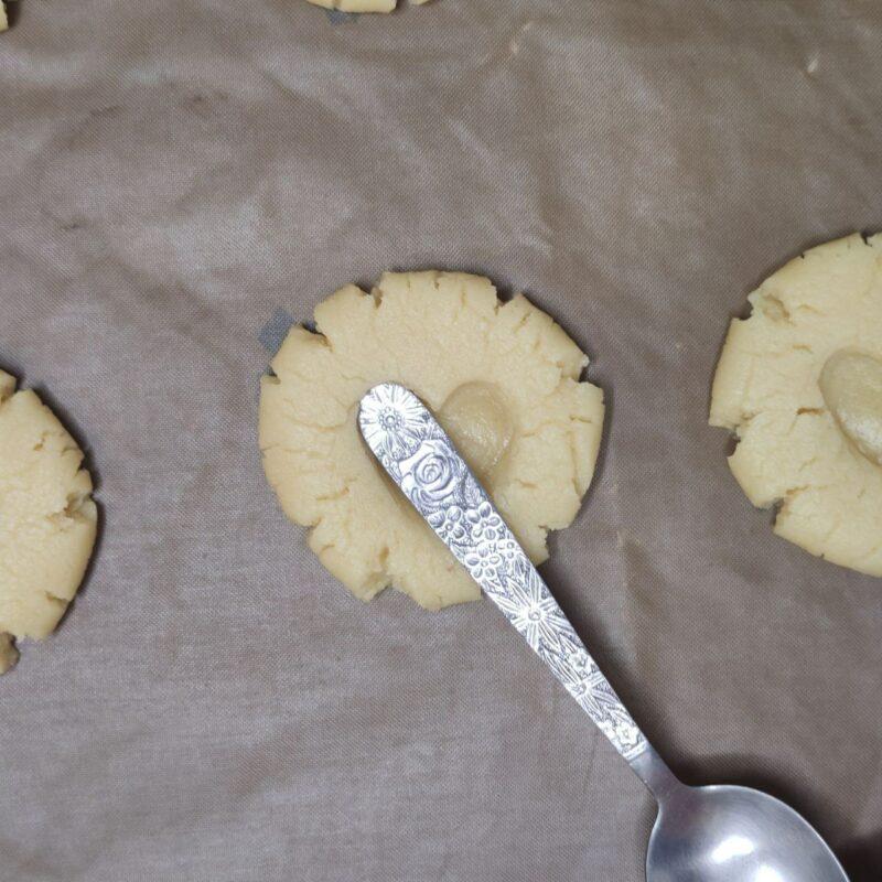 Песочное печенье "Валентинки" с малиновым джемом - 8 шаг