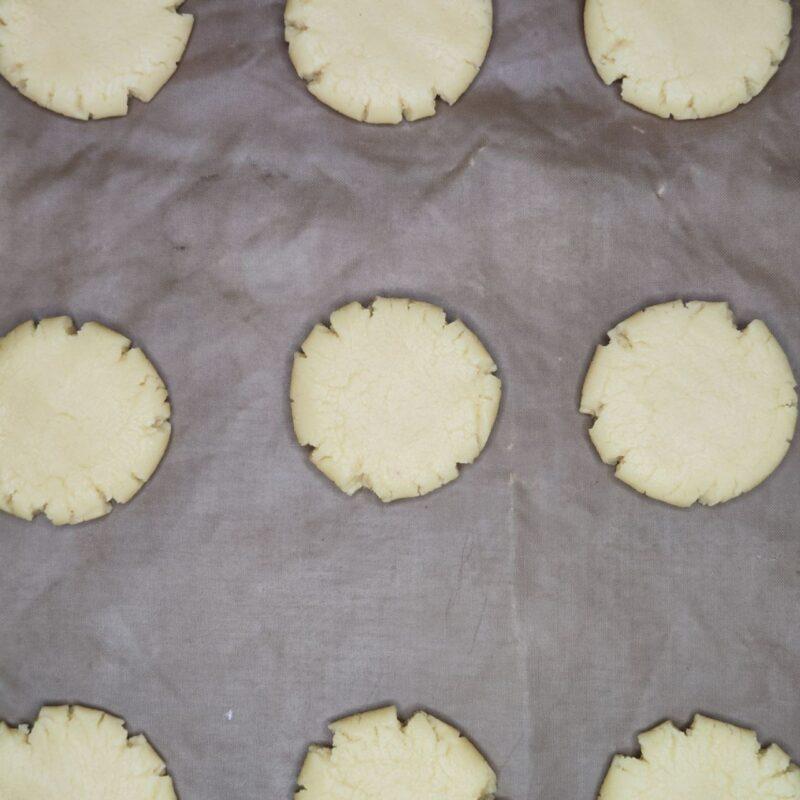 Песочное печенье "Валентинки" с малиновым джемом - 7 шаг