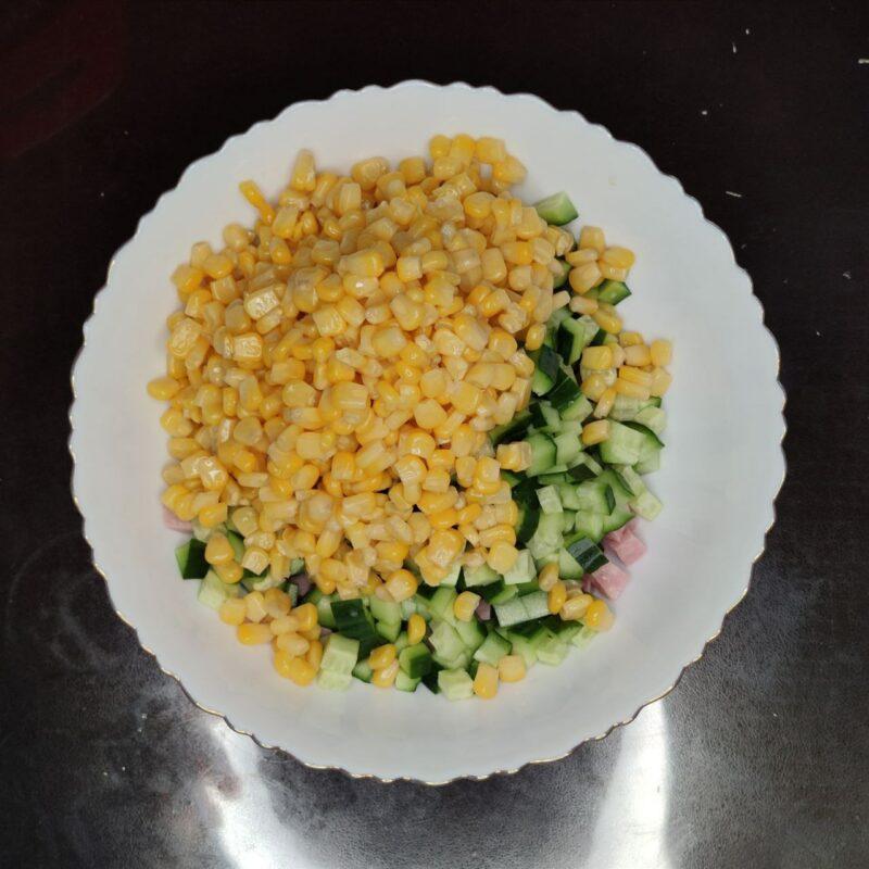 салат из кукурузы с ветчиной, сыром и свежим огурцом – 3 шаг