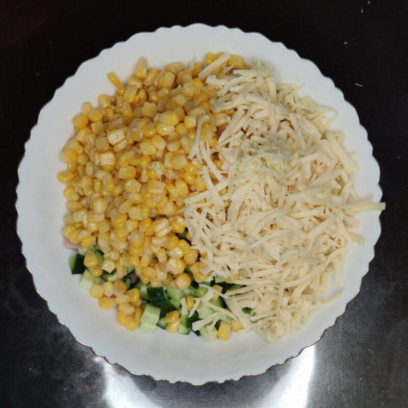 Салат из кукурузы с ветчиной, сыром и свежим огурцом - 4 шаг
