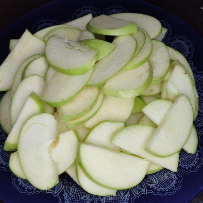 Классическая шарлотка с яблоками из бисквитного теста - 1 шаг