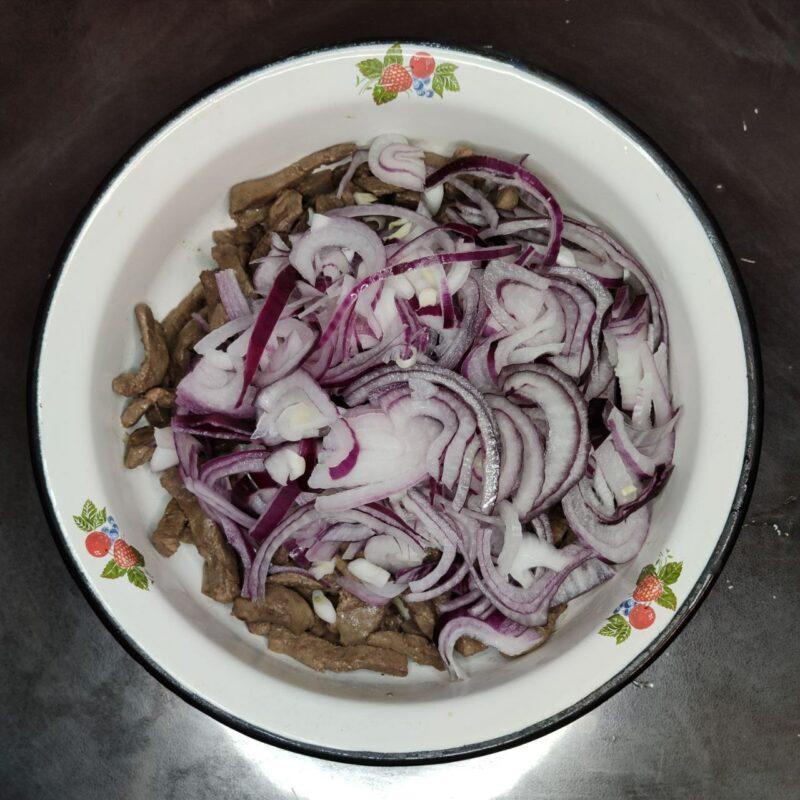 Салат из печени с болгарским перцем, огурцом и луком - 4 шаг
