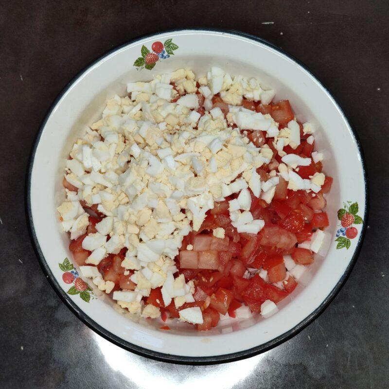 Салат из крабовых палочек с помидором, сыром и яйцом - 4 шаг
