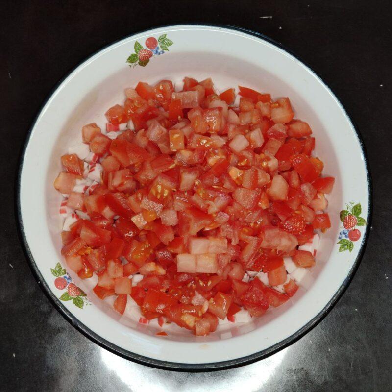 Салат из крабовых палочек с помидором, сыром и яйцом - 3 шаг