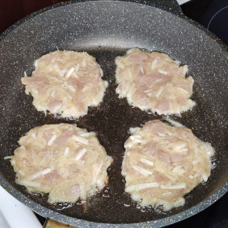 Картофельные драники с курицей и сыром без лука - 6 шаг