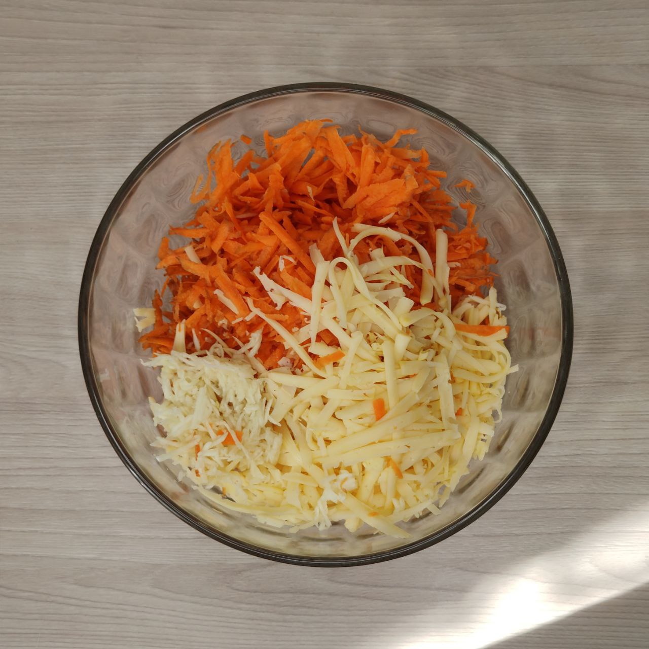 Салат из моркови с сыром и чесноком - 3 шаг