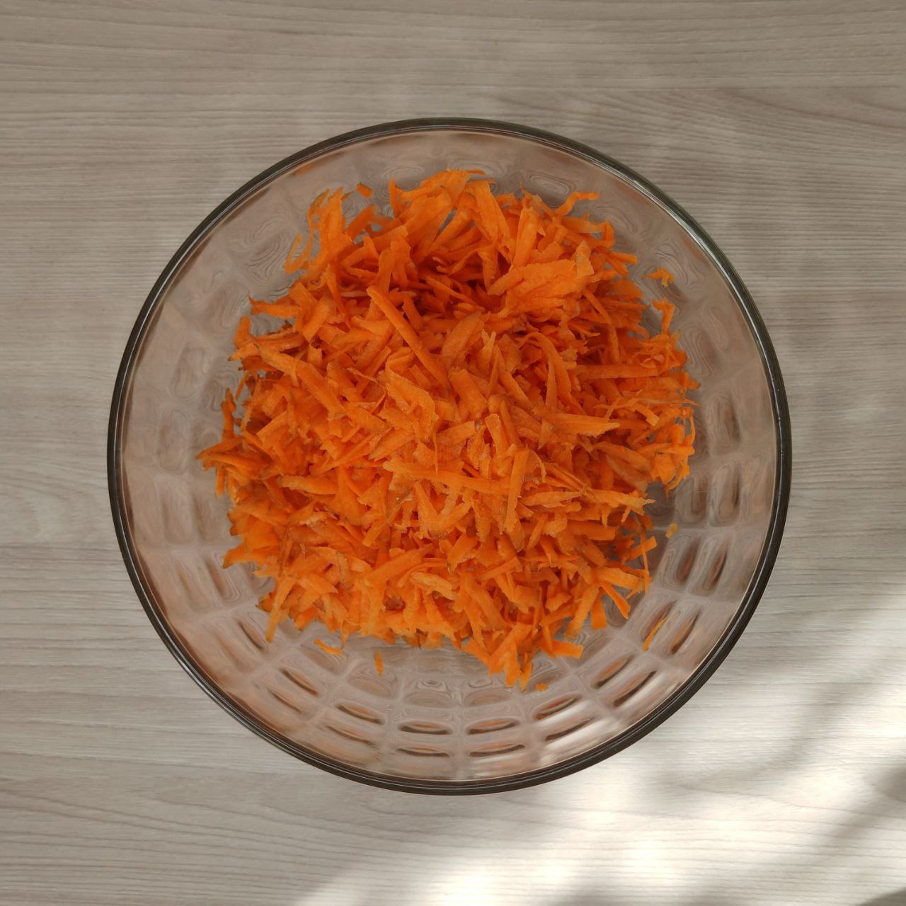 Салат из моркови с сыром и чесноком - 1 шаг