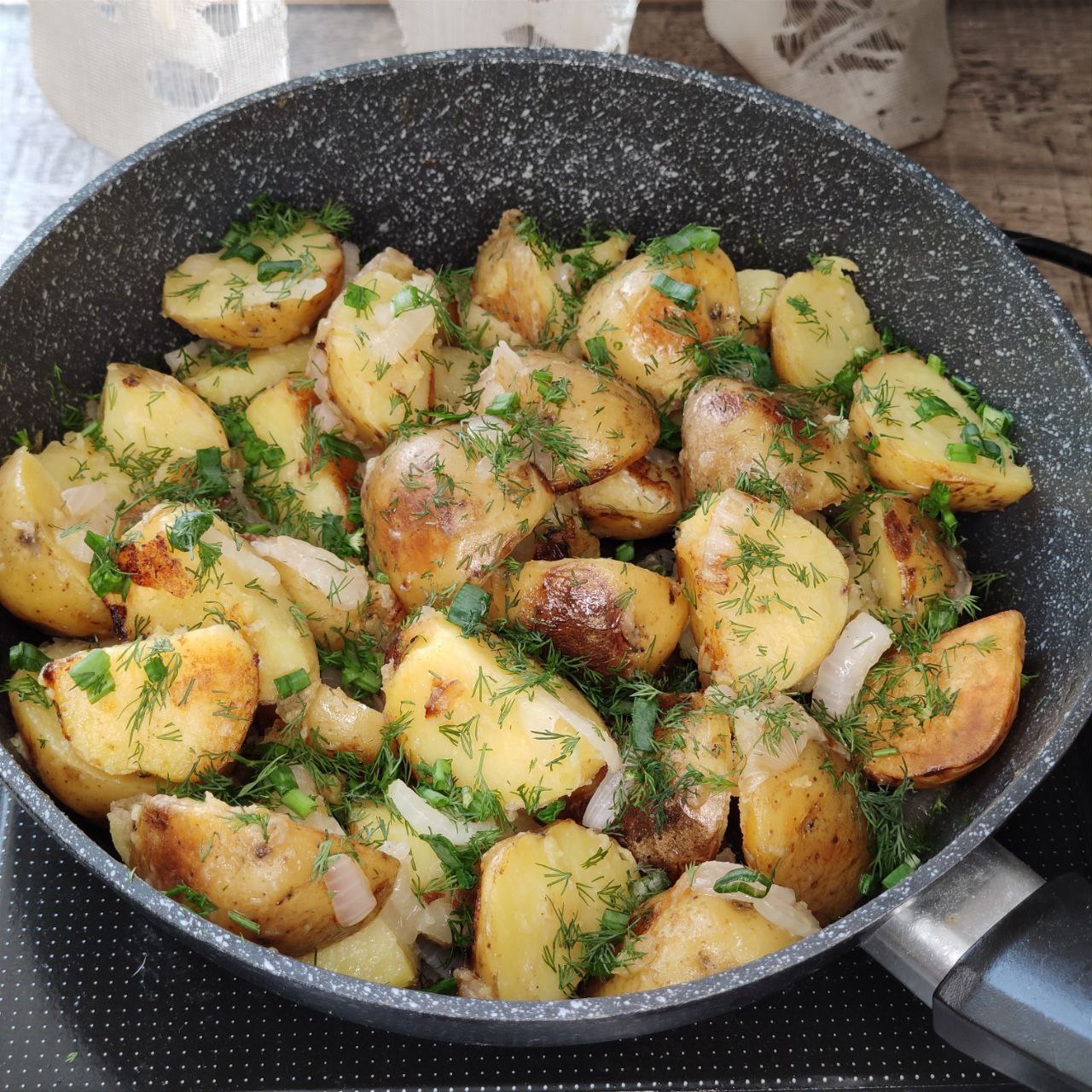 Отварной картофель с луком на сковороде - 5 шаг