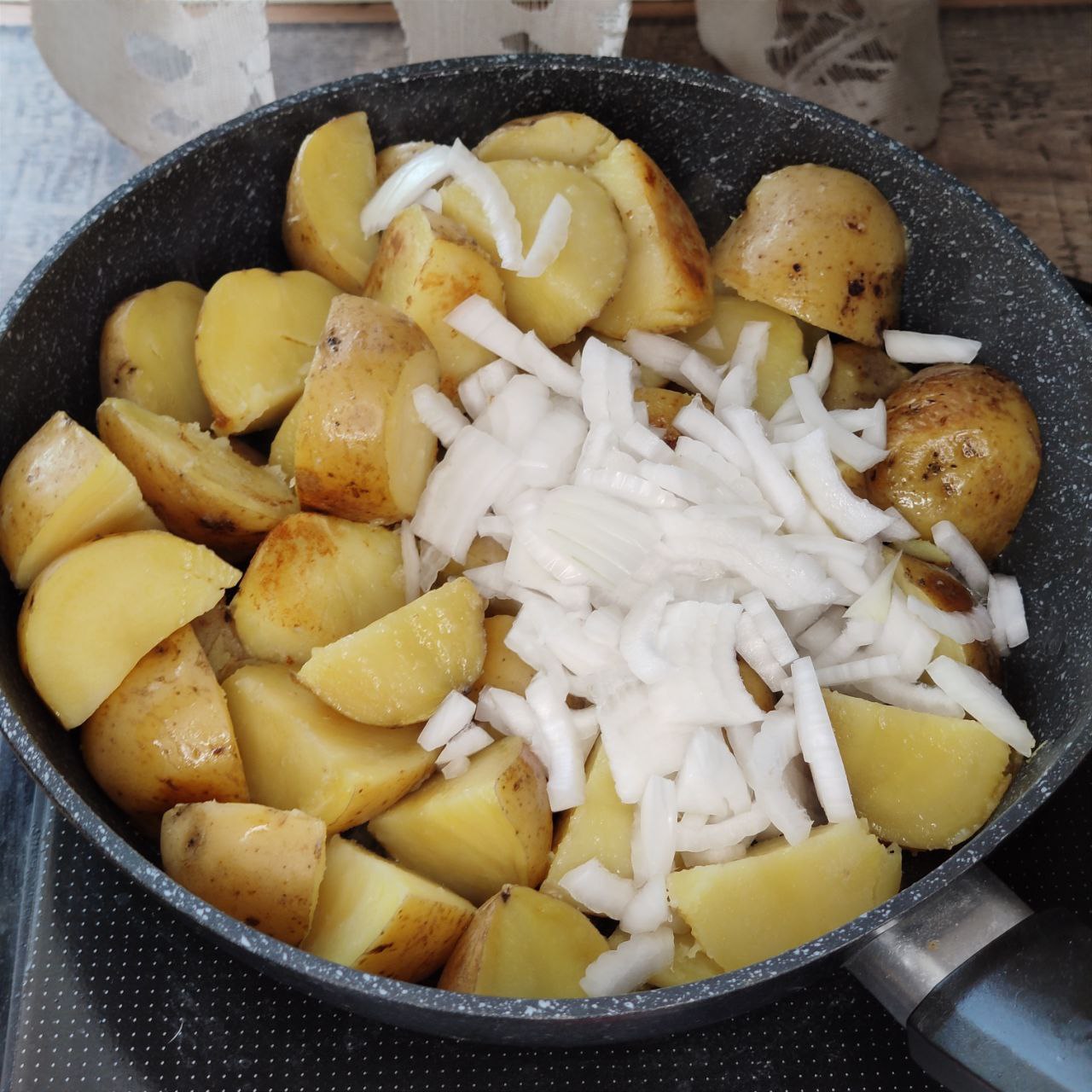 Отварной картофель с луком на сковороде - 3 шаг