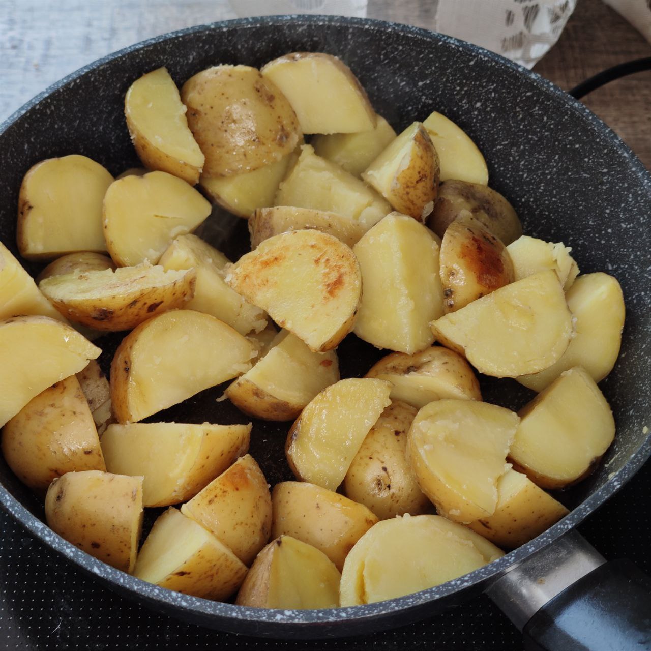 Картошка с луком на сковороде - 2 шаг