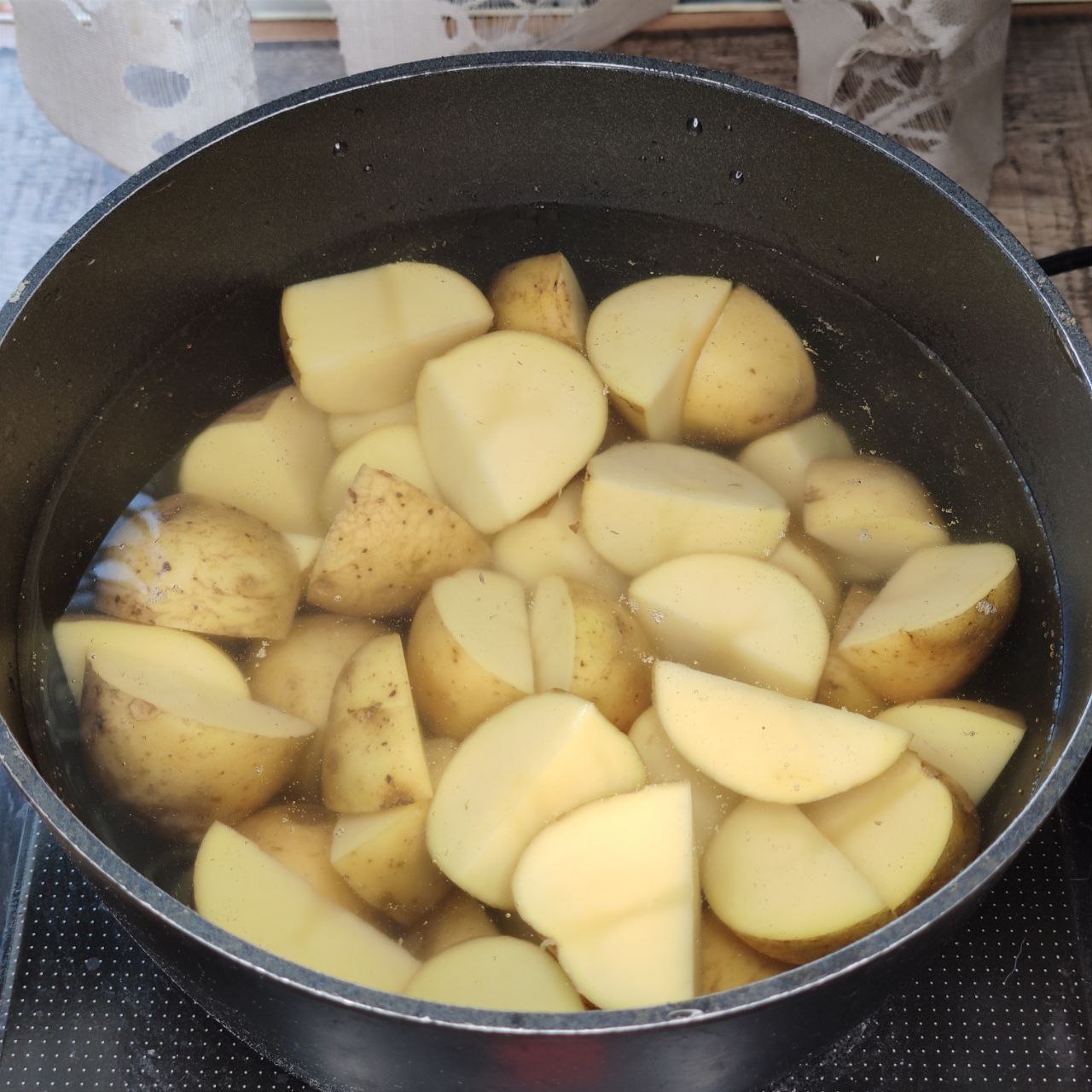 Отварной картофель с луком на сковороде - 1 шаг