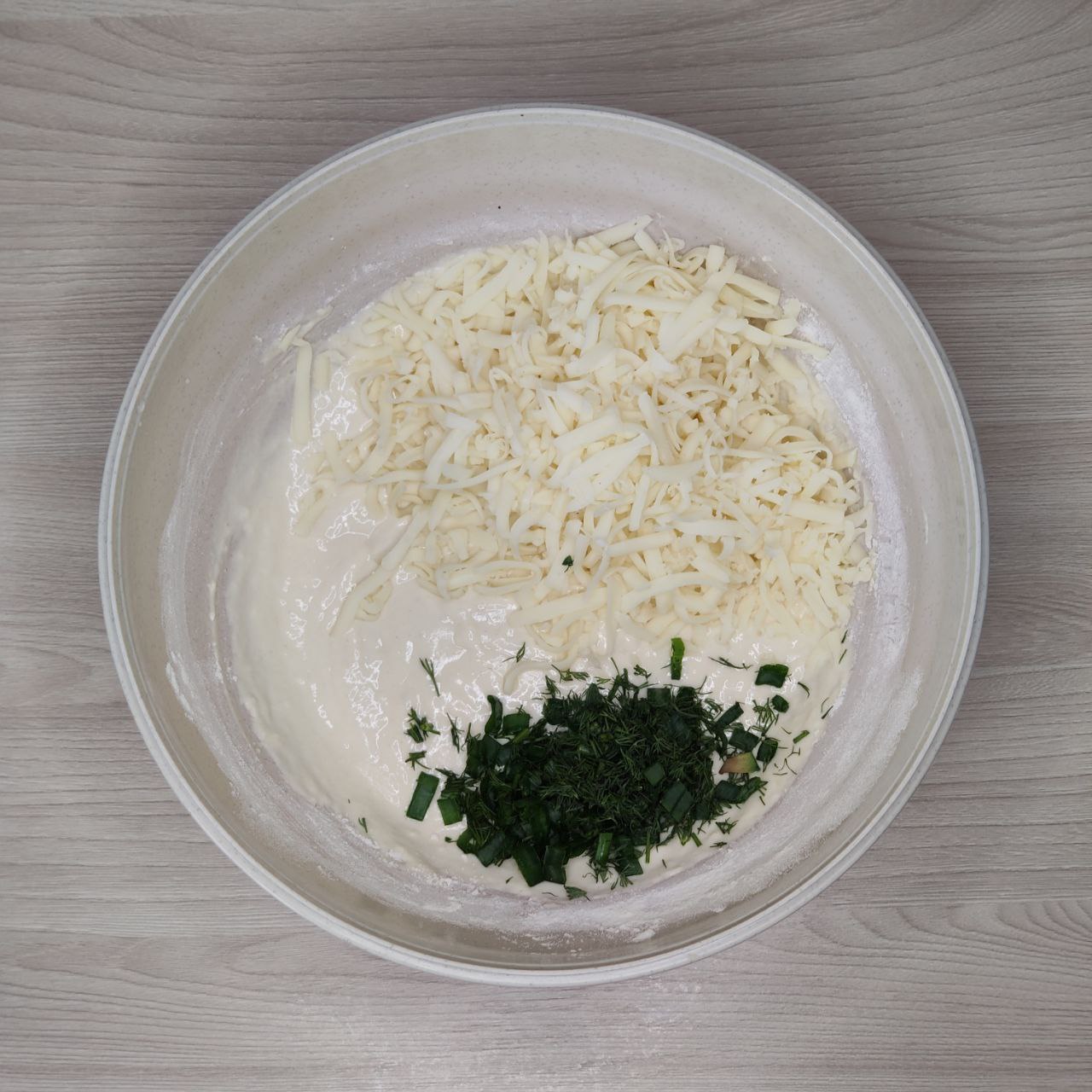 сырная лепёшка на сковороде – 3 шаг