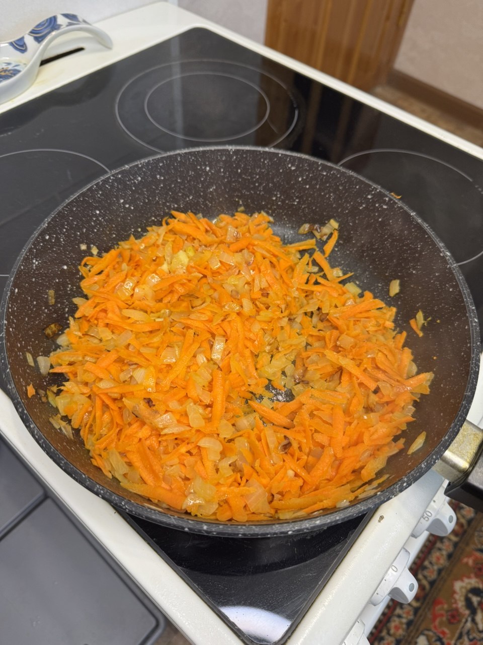 Печёночный торт с луком, морковью и чесночным соусом – 9 шаг