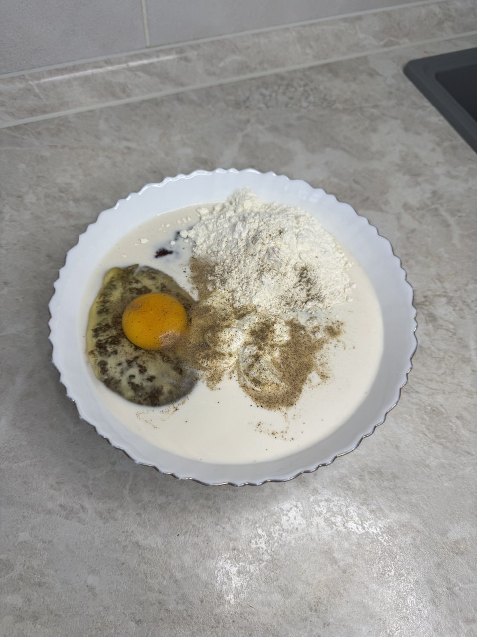 Печёночный торт с луком, морковью и чесночным соусом – 13 шаг
