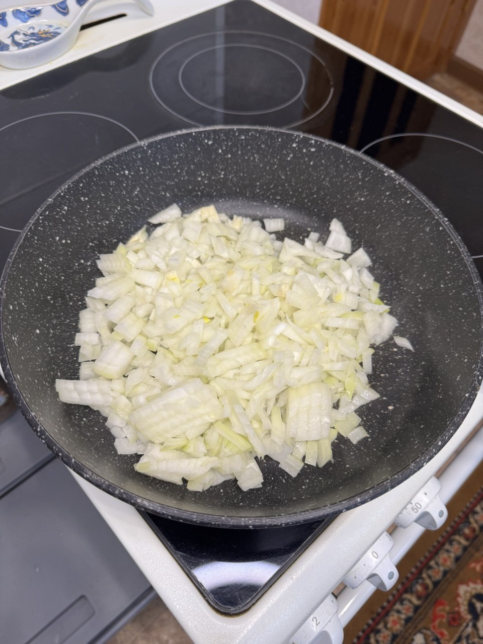 Печёночный торт с луком, морковью и чесночным соусом – 5 шаг