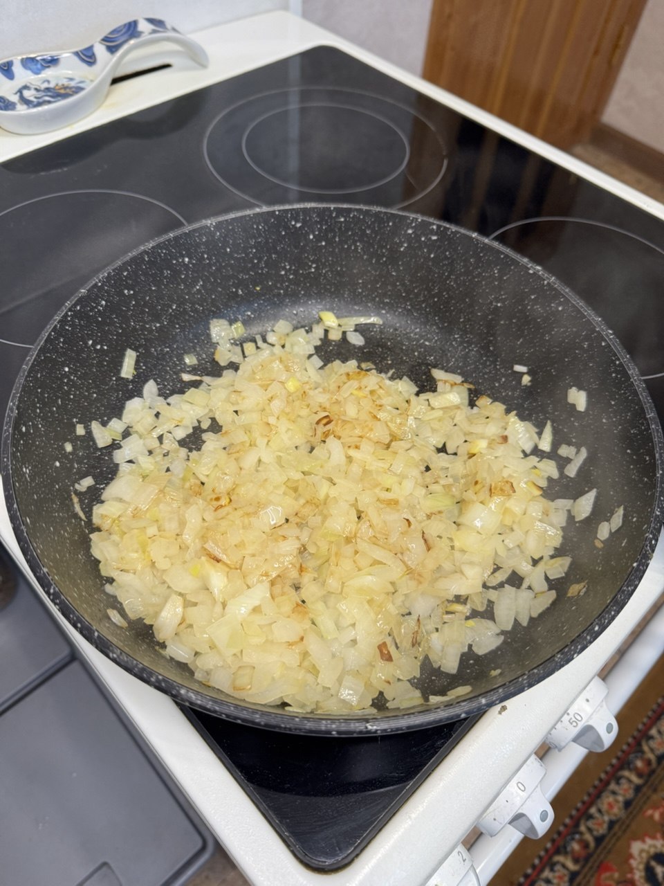 Печёночный торт с луком, морковью и чесночным соусом – 6 шаг