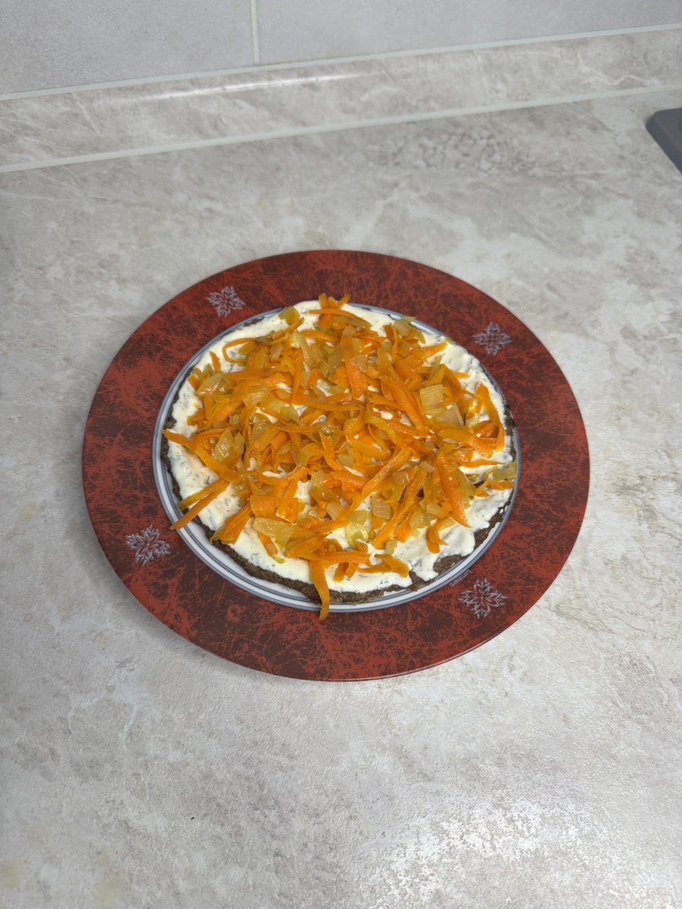 Печёночный торт с луком, морковью и чесночным соусом – 19 шаг