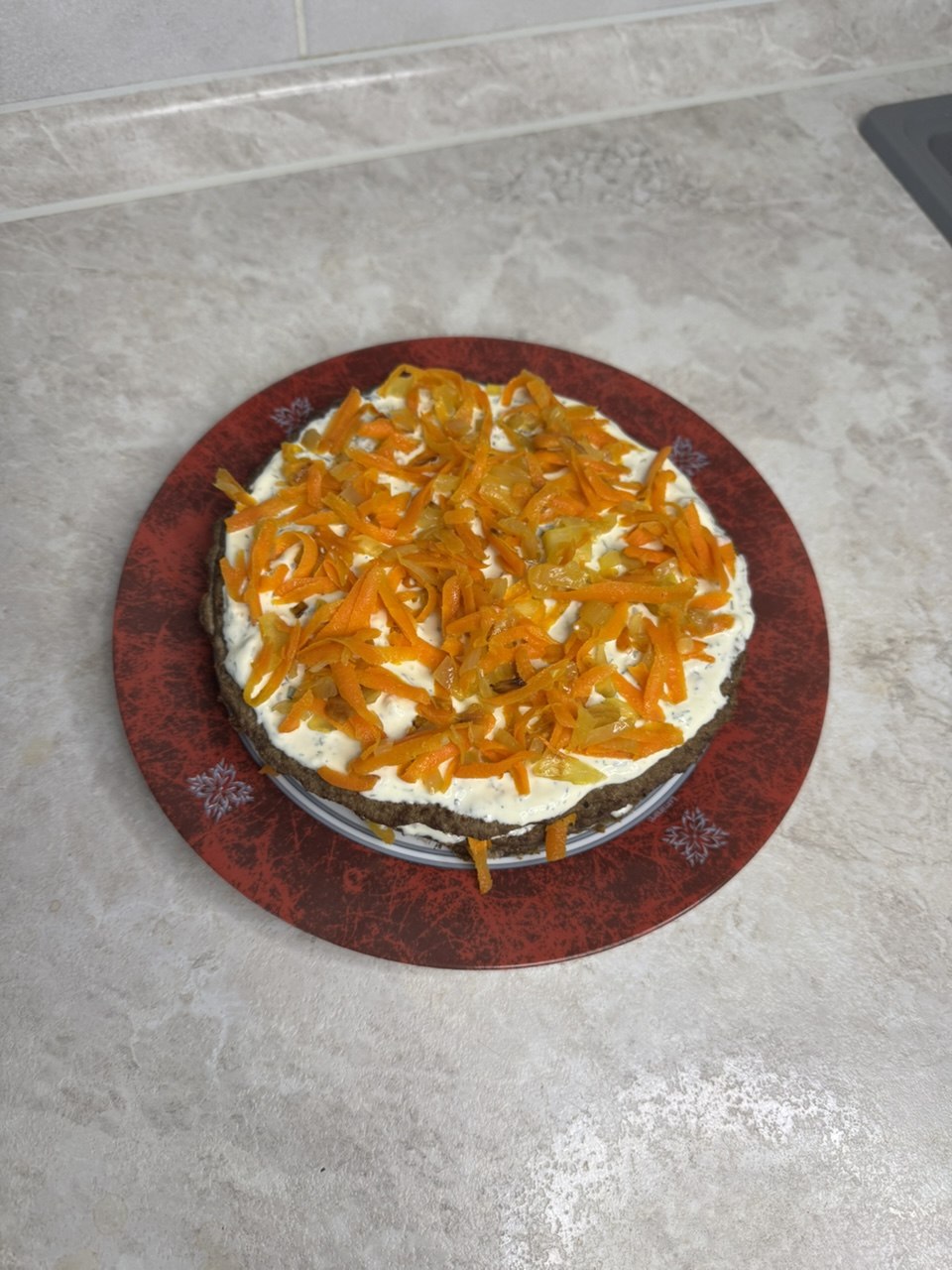 Печёночный торт с луком, морковью и чесночным соусом – 20 шаг