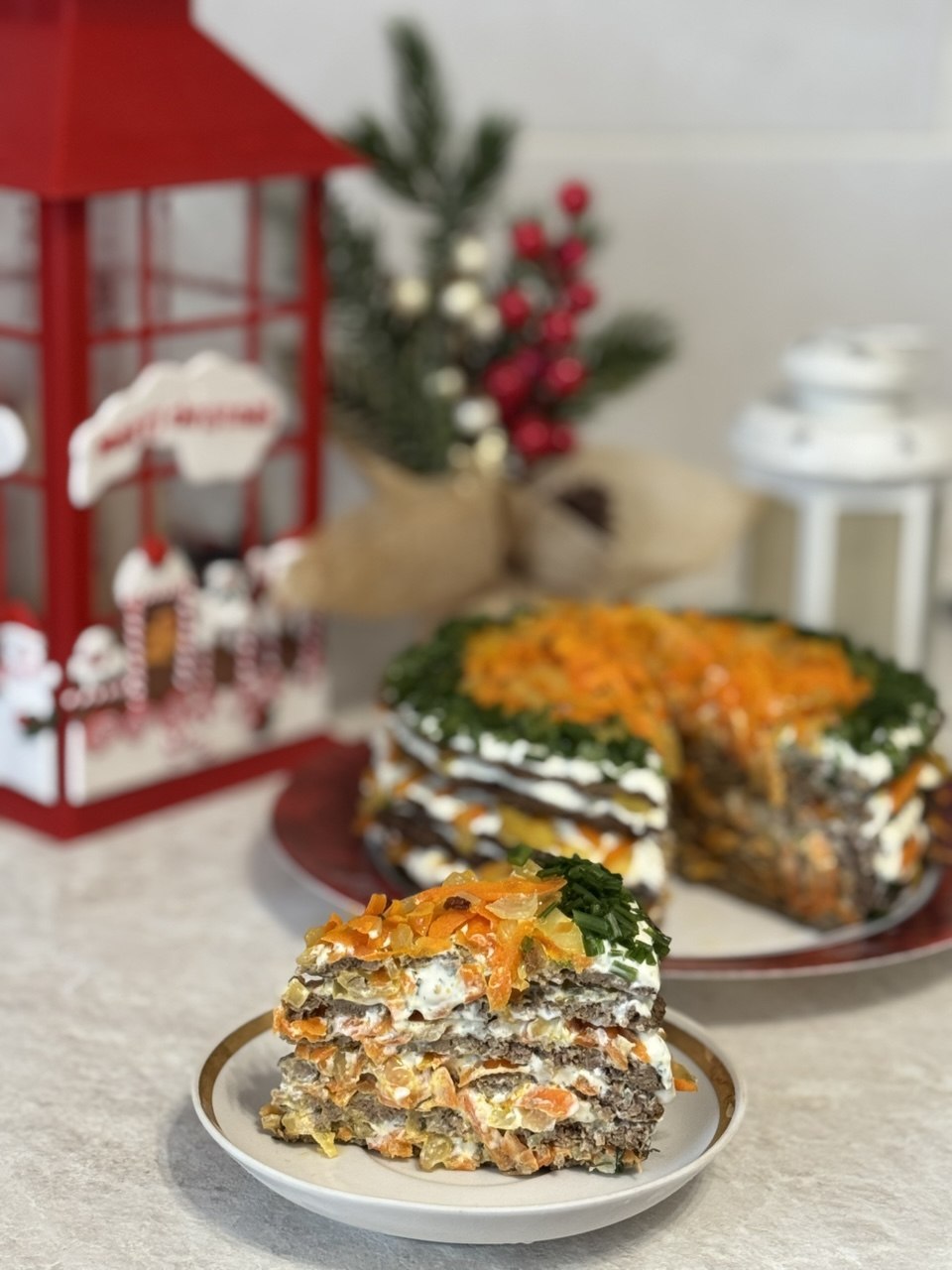 Печёночный торт с луком, морковью и чесночным соусом