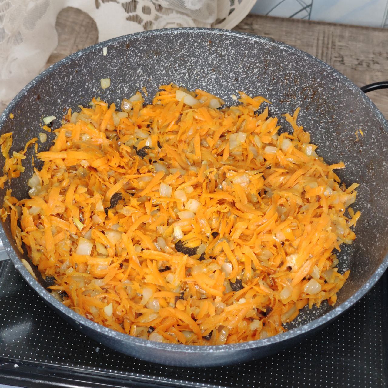 Салат из куриной печени с яичными блинчиками, луком и морковью - 7 шаг