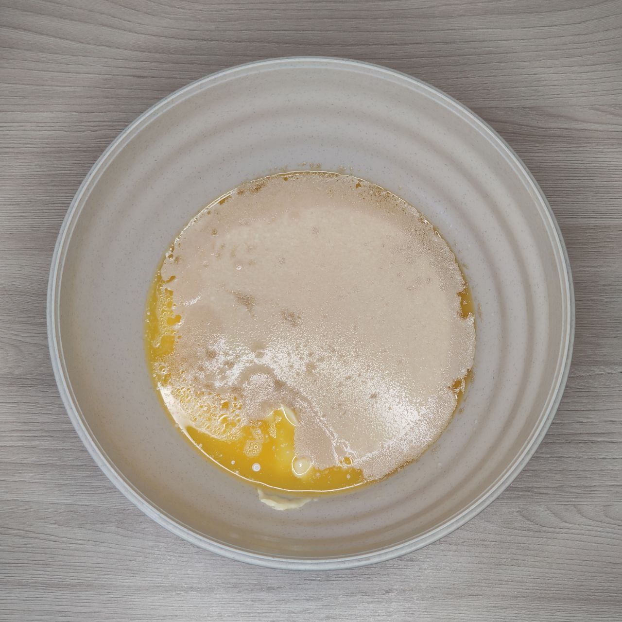 Дрожжевой пирог с джемом на молоке без яиц - 1 шаг
