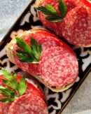 Бутерброды с колбасой, помидором, чесноком и зеленью
