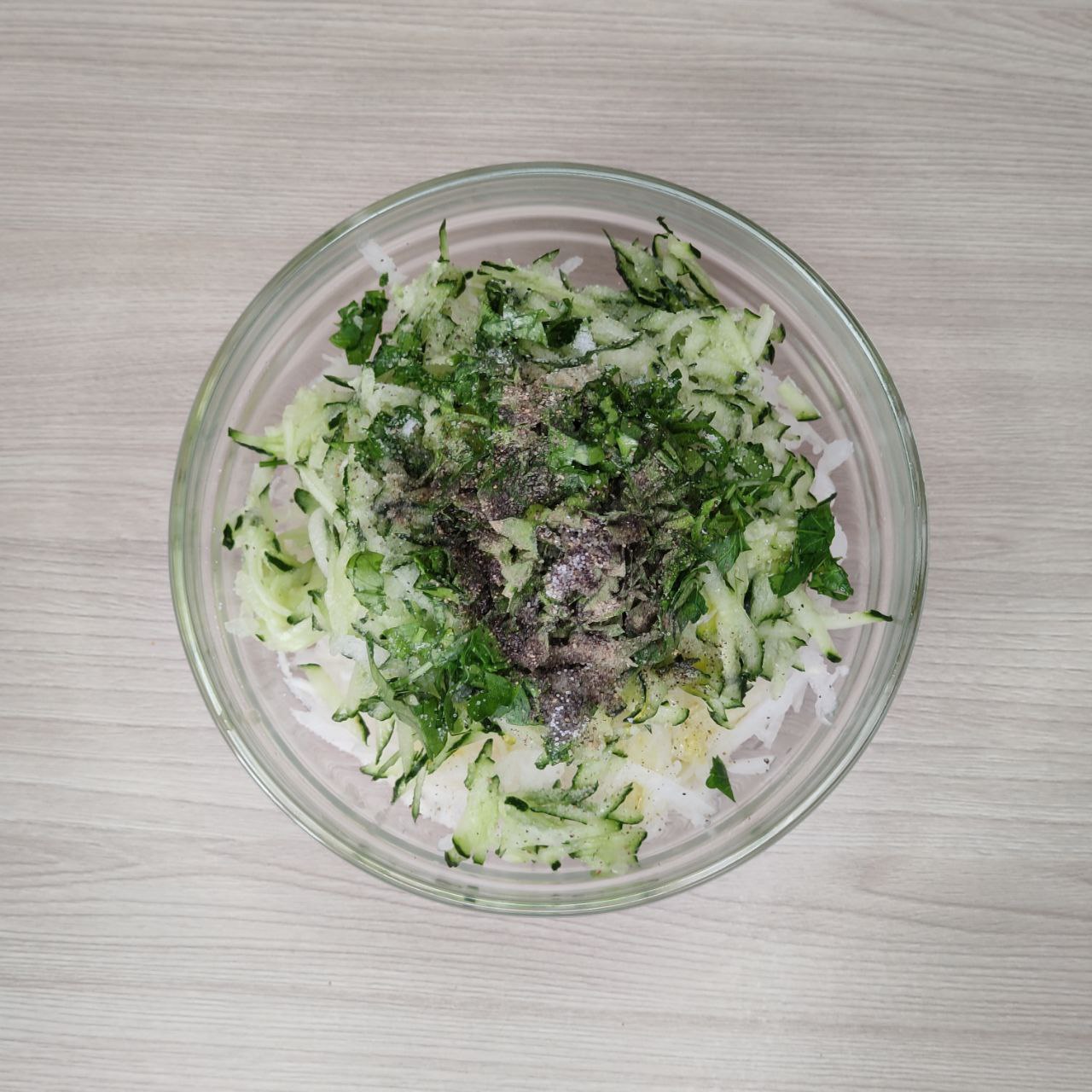 Салат из лобы с огурцом, петрушкой и оливковым маслом - 2 шаг