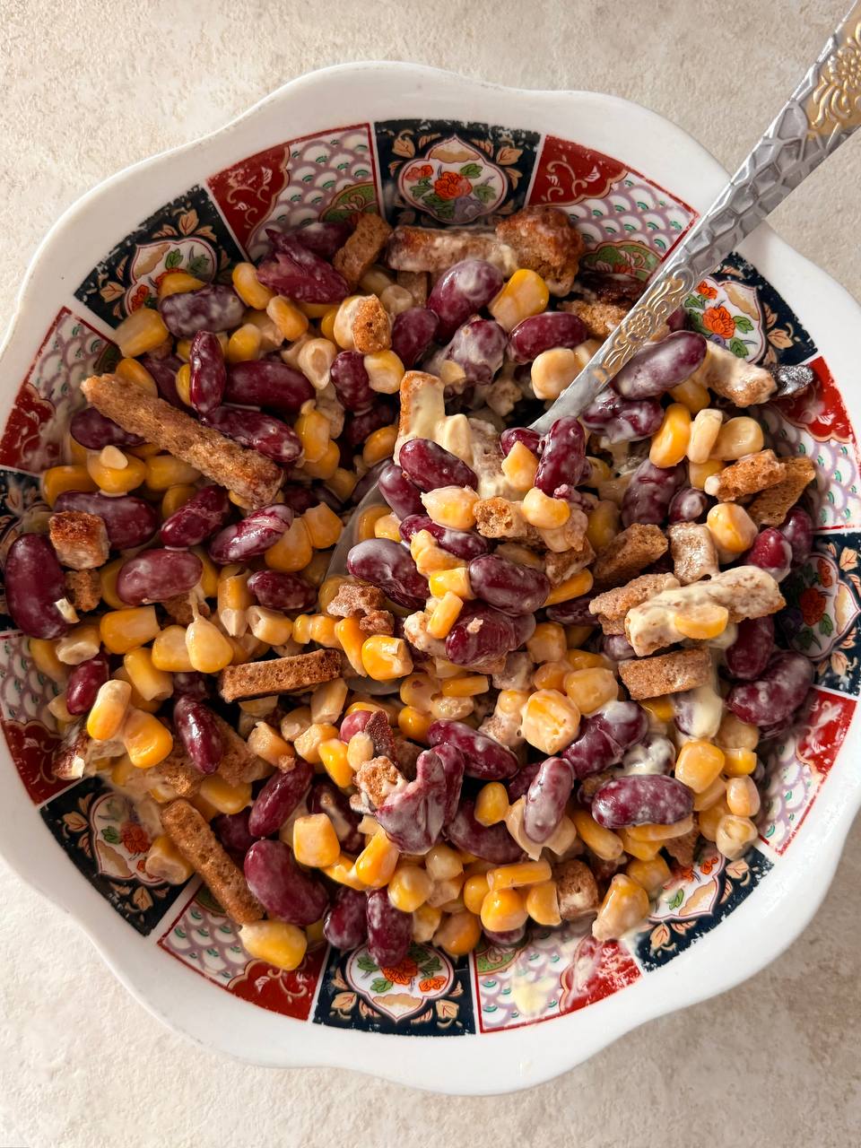 Салат из фасоли с кукурузой и сухариками – 9 шаг