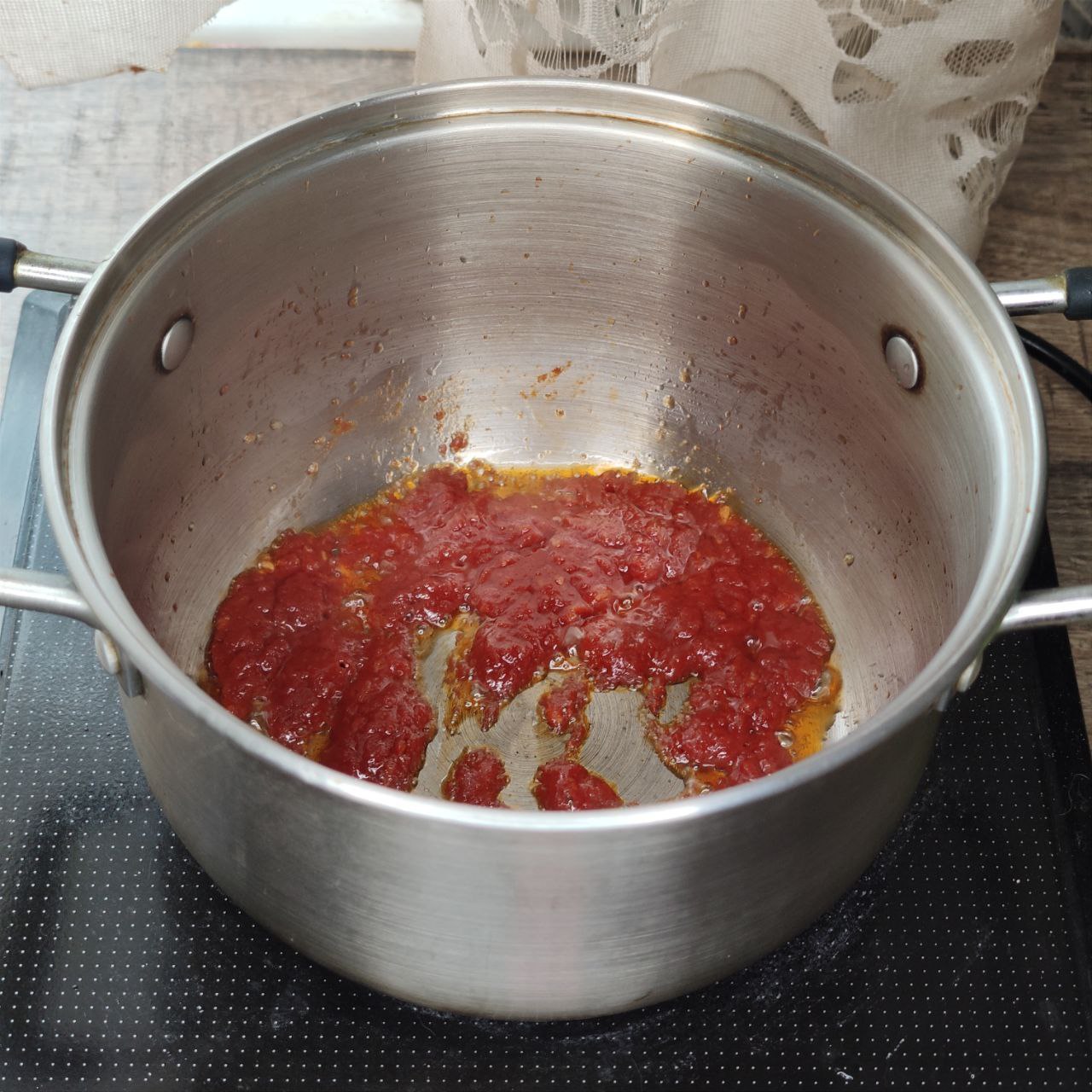 Соус для пиццы из томатной пасты с итальянскими травами - 2 шаг